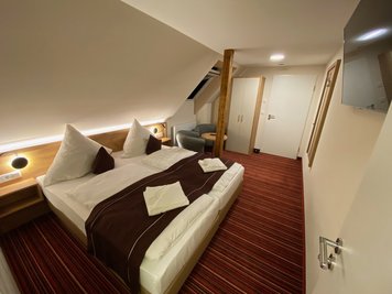 Seitenansicht des Doppelbettes im Rhön Feeling Hotel